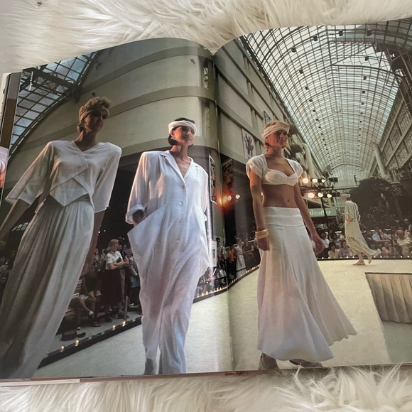 A day in the life of Canada large picture book - Picture 4 of 6